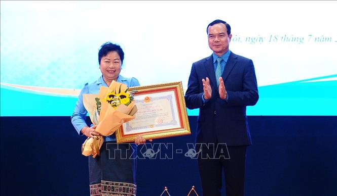 Chủ tịch Tổng Liên đoàn Lao động Việt Nam Nguyễn Đình Khang trao tặng Huân, Huy chương hữu nghị Việt Nam cho đồng chí Aly Vong Nor Bun Tham - Uỷ viên Trung ương Đảng Nhân dân Cách mạng Lào, Chủ tịch Trung ương Liên hiệp Công đoàn Lào. Ảnh: Minh Đức -–TTXVN