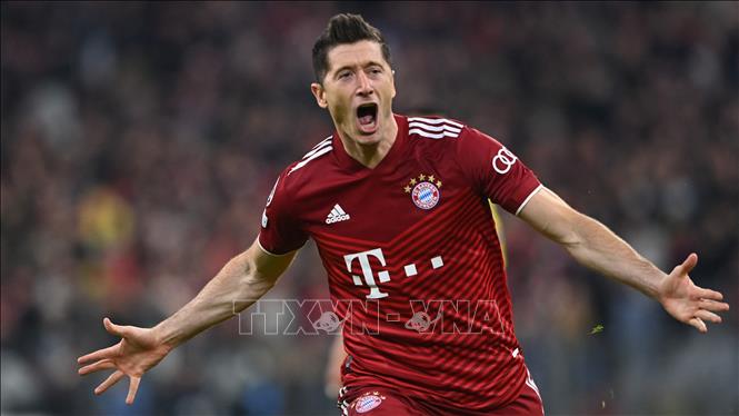 Trong ảnh: Tiền đạo CLB Bayern Munich Robert Lewandowski mừng bàn thắng lưới Villarreal trong trận đấu ở giải UEFA Champions League, tại Munich (Đức) ngày 12/4/2022. Ảnh: AFP/TTXVN