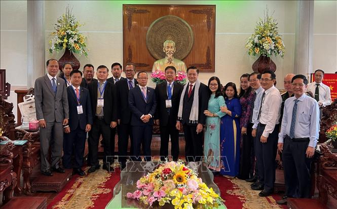 Trong ảnh: Lãnh đạo thành phố Cần Thơ và Đoàn công tác Bộ Du lịch Vương quốc Campuchia chụp ảnh lưu niệm. Ảnh: Ánh Tuyết - TTXVN