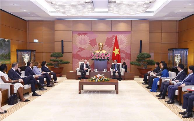 Chủ tịch Quốc hội Vương Đình Huệ tiếp Tổng Giám đốc Điều hành Ngân hàng Thế giới Axel van Trotsenburg. Ảnh: Doãn Tấn – TTXVN
