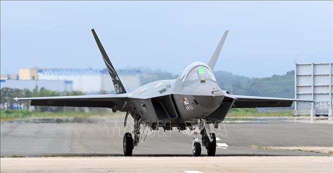 Trong ảnh: Máy bay chiến đấu KF-21 do Hàn Quốc chế tạo được giới thiệu trong cuộc họp báo tại trụ sở của nhà sản xuất Korea Aerospace Industries Ltd., ở Sacheon, cách Seoul 437km về phía Nam, ngày 6/7/2022. Ảnh: YONHAP/TTXVN