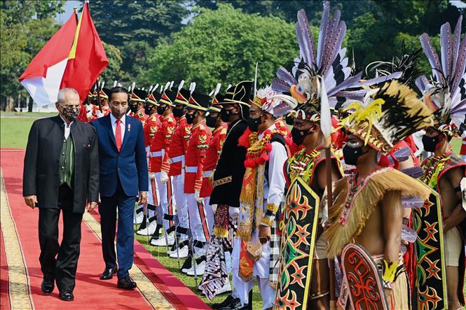 Trong ảnh: Tổng thống Indonesia Joko Widodo và Tổng thống Timor Leste Jose Ramos-Horta (trái) tại lễ đón ở Bogor, Indonesia, ngày 19/7/2022. Ảnh: AFP/TTXVN