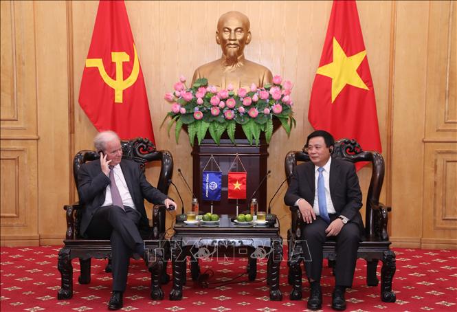 Giám đốc Học viện Chính trị quốc gia Hồ Chí Minh Nguyễn Xuân Thắng tiếp Tổng giám đốc điều hành Ngân hàng Thế giới (WB) Axel van Trotsenburg. Ảnh: Văn Điệp – TTXVN