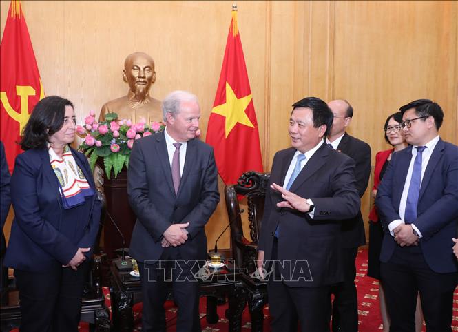 Giám đốc Học viện Chính trị quốc gia Hồ Chí Minh Nguyễn Xuân Thắng trao đổi với Tổng giám đốc điều hành Ngân hàng Thế giới Axel van Trotsenburg. Ảnh: Văn Điệp – TTXVN