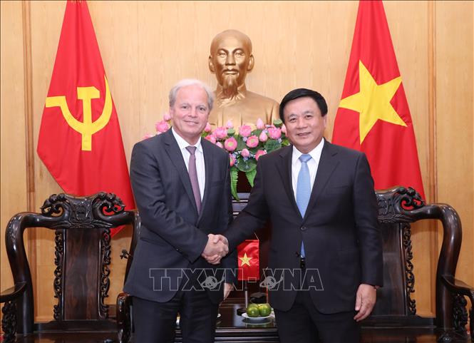 Giám đốc Học viện Chính trị quốc gia Hồ Chí Minh Nguyễn Xuân Thắng tiếp Tổng giám đốc điều hành Ngân hàng Thế giới Axel van Trotsenburg. Ảnh: Văn Điệp – TTXVN