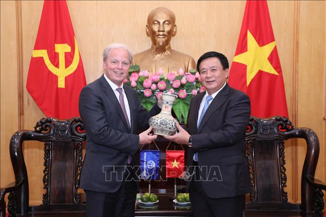 Giám đốc Học viện Chính trị quốc gia Hồ Chí Minh Nguyễn Xuân Thắng tặng quà lưu niệm Tổng giám đốc điều hành Ngân hàng Thế giới Axel van Trotsenburg. Ảnh: Văn Điệp – TTXVN