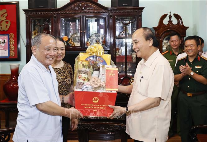Chủ tịch nước Nguyễn Xuân Phúc thăm Trung tướng Nguyễn Văn Lân, nguyên Tư lệnh Quân khu 3 ở phường Đằng Hải, quận Hải An, Thành phố Hải Phòng. Ảnh: Thống Nhất – TTXVN
