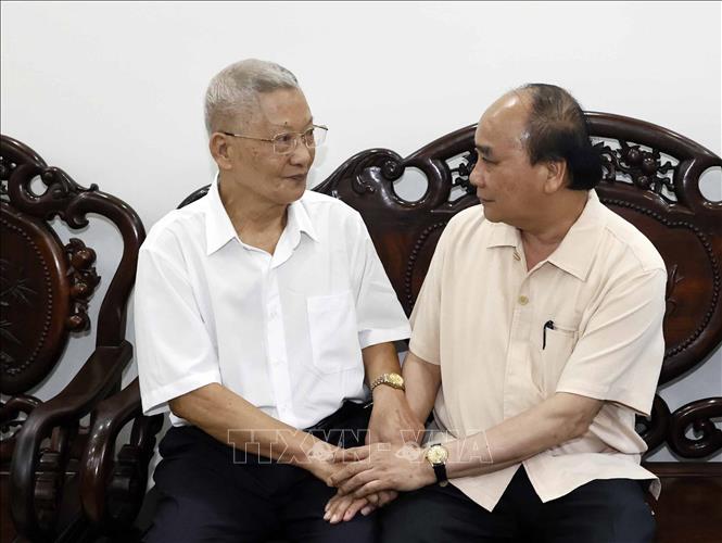 Chủ tịch nước Nguyễn Xuân Phúc thăm, tặng quà cán bộ lão thành Nguyễn Văn Huấn, 82 tuổi, 55 năm tuổi Đảng, ở phường Hạ Lý, quận Hồng Bàng. Ảnh: Thống Nhất – TTXVN
