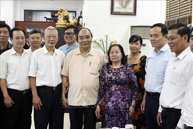 Chủ tịch nước Nguyễn Xuân Phúc thăm, tặng quà cán bộ lão thành Nguyễn Văn Huấn, 82 tuổi, 55 năm tuổi Đảng, ở phường Hạ Lý, quận Hồng Bàng. Ảnh: Thống Nhất – TTXVN
