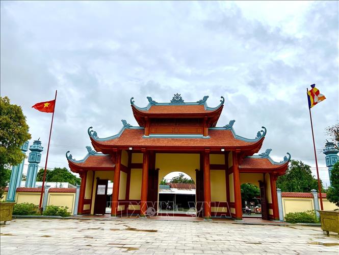 Trong ảnh: Cổng tam quan nhìn từ Chánh điện Thiền viện Trúc Lâm An Giang. Ảnh: Thanh Sang- TTXVN