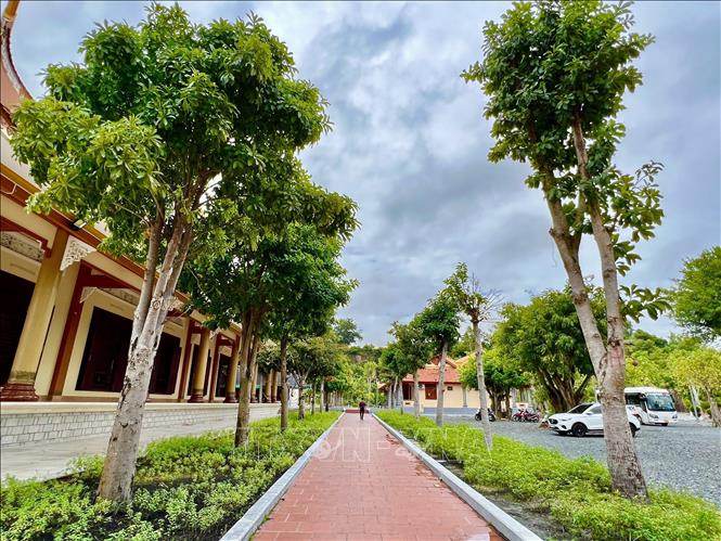 Trong ảnh: Khuôn viên của thiền viện rộng rãi, thoáng mát và vẫn giữ được vẻ tôn nghiêm con đường đi lát gạch ngói sáng màu. Ảnh: Thanh Sang- TTXVN