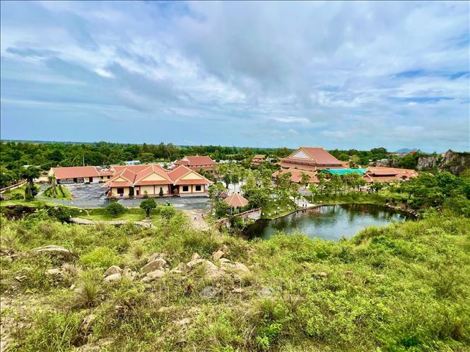 Trong ảnh: Vẻ đẹp của Thiền viện Trúc lâm An Giang được du khách ví như “Vịnh Hạ Long” giữa vùng “Bảy Núi”. Ảnh: Thanh Sang- TTXVN
