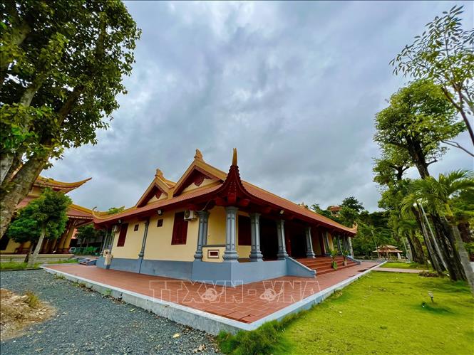 Trong ảnh: Phong cảnh hữu tình, cây cỏ xanh mát Thiền viện Trúc Lâm An Giang đẹp như tranh vẻ. Ảnh: Thanh Sang- TTXVN