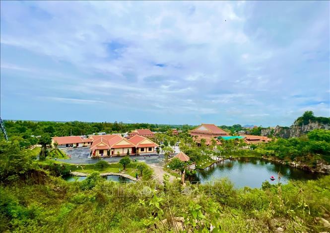 Trong ảnh: Vẻ đẹp của Thiền viện Trúc lâm An Giang được du khách ví như “Vịnh Hạ Long” giữa vùng “Bảy Núi”. Ảnh: Thanh Sang- TTXVN