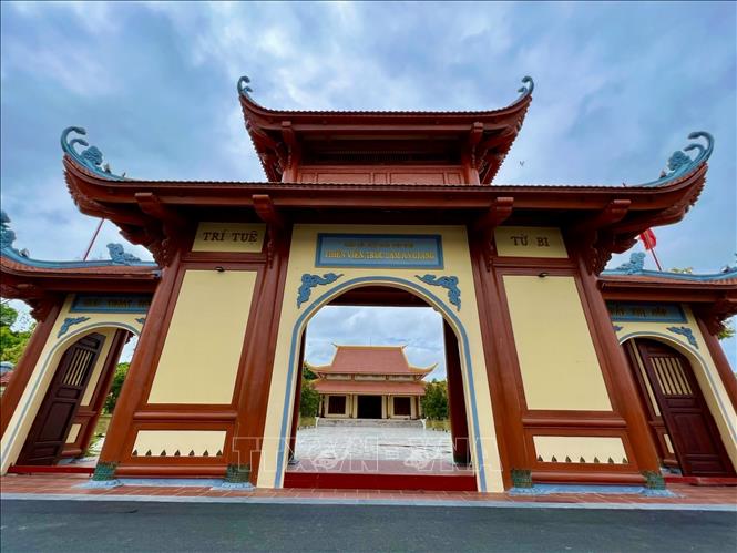 Trong ảnh: Cổng tam quan dẫn vào khu Chánh điện Thiền viện Trúc Lâm An Giang. Ảnh: Thanh Sang- TTXVN


