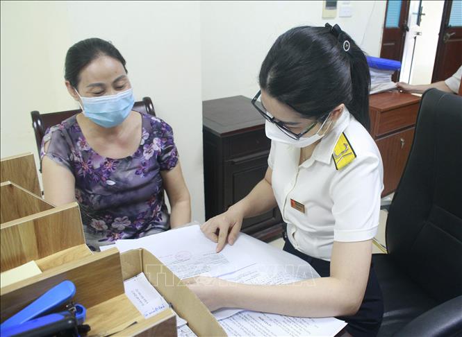 Trong ảnh: Cán bộ ngành thuế tuyên truyền chính sách thuế tại Chi cục Thuế khu vực Ninh Bình - Hoa Lư, thành phố Ninh Bình. Ảnh: Thùy Dung - TTXVN