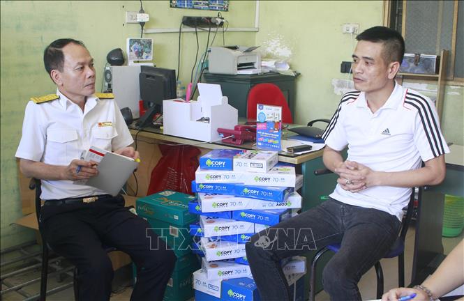 Trong ảnh: Cán bộ ngành thuế tuyên truyền chính sách thuế tại Cửa hàng Văn phòng phẩm Phượng Dũng, thành phố Ninh Bình. Ảnh: Thùy Dung - TTXVN