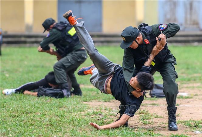 Ngoài công tác huấn luyện chó nghiệp vụ, những chiến sĩ CSCĐ tại Trung tâm Huấn luyện vẫn luôn thường xuyên rèn luyện võ thuật, sẵn sàng chiến đấu, truy bắt tội phạm. Ảnh: Phạm Kiên - TTXVN