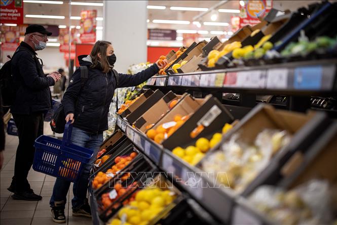 Trong ảnh: Người dân mua sắm tại một siêu thị ở London, Anh ngày 13/2/2022. Ảnh: AFP/TTXVN