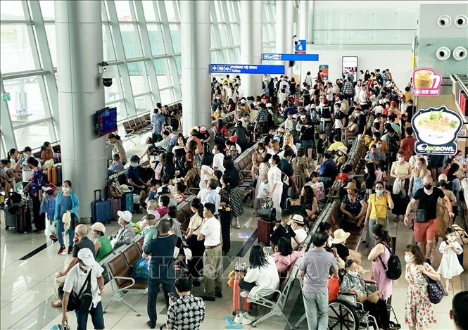Passengers at the Phu Quoc airport on Phu Quoc island, the southern province of Kien Giang. VNA Photo: Hồng Đạt
