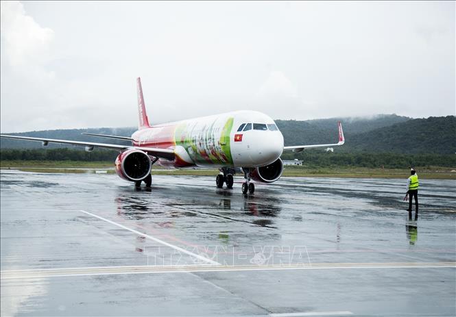 A flight land at the Phu Quoc airport on Phu Quoc island, the southern province of Kien Giang. VNA Photo: Hồng Đạt