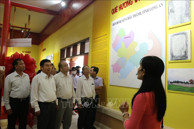Trong ảnh: Lãnh đạo các sở, ban ngành tỉnh Long An tham quan nhà trưng bày Khu lưu niệm Nguyễn Thông. Ảnh: Thanh Bình-TTXVN