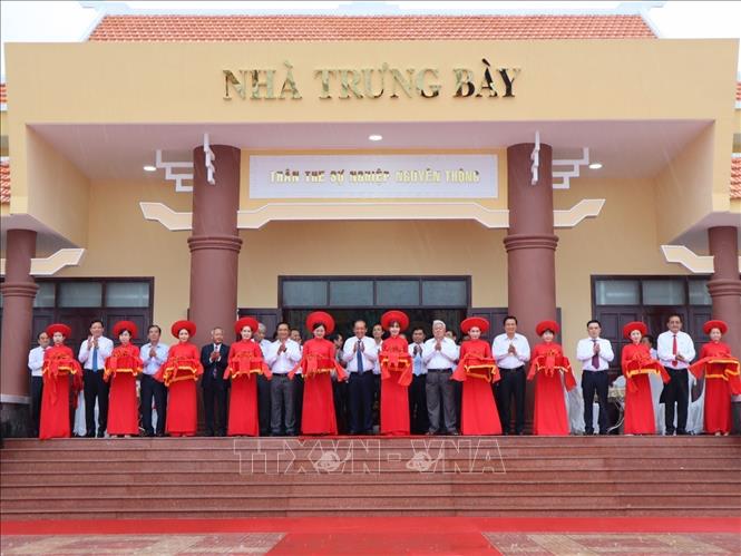 Trong ảnh: Nguyên Phó Thủ tướng Thường trực Chính phủ Trương Hòa Bình và lãnh đạo Tỉnh ủy, UBND tỉnh Long An cắt băng khánh thành nhà trưng bày Khu lưu niệm Nguyễn Thông. Ảnh: Thanh Bình-TTXVN