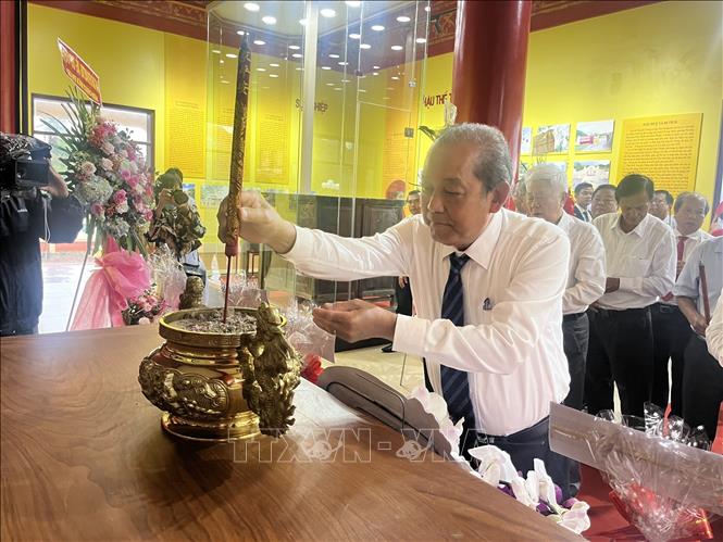 Trong ảnh: Nguyên Phó Thủ tướng Thường trực Chính phủ Trương Hòa Bình thắp hương tại bàn thờ cụ Nguyễn Thông. Ảnh: Thanh Bình-TTXVN