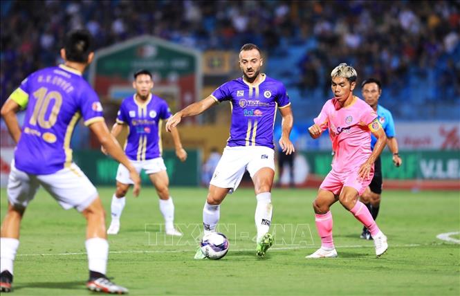 Trong ảnh: Cầu thủ Hà Nội FC Siladi Vladimir (số 99) tranh bóng với cầu thủ Sài Gòn FC. Ảnh: Tuấn Anh - TTXVN
