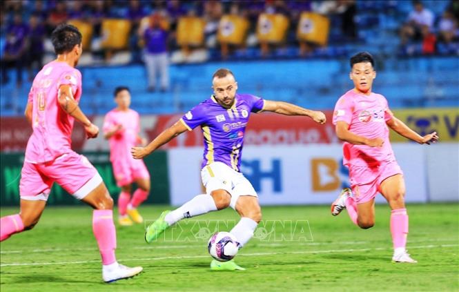 Trong ảnh: Cầu thủ Hà Nội FC Siladi Vladimir (số 99) tung cú sút ghi bàn thẳng vào lưới đội Sài Gòn FC. Ảnh: Tuấn Anh - TTXVN
