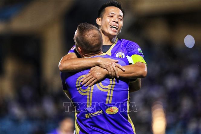Trong ảnh: Cầu thủ Nguyễn Văn Quyết (số 10) Hà Nội FC vui mừng khi cầu thủ Siladi Vladimir ghi bàn vào lưới đội Sài Gòn FC. Ảnh: Tuấn Anh - TTXVN