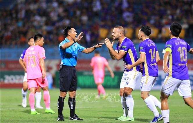 Trong ảnh: Các cầu thủ Hà Nội FC ý kiến với trọng tài về pha phạm lỗi của cầu thủ Sài Gòn FC. Ảnh: Tuấn Anh - TTXVN