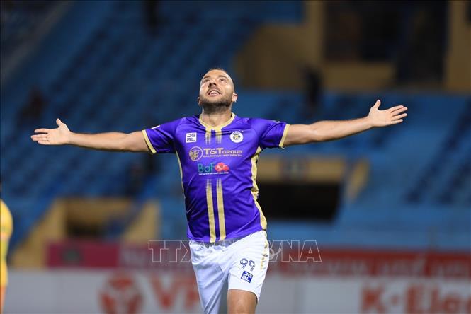 Trong ảnh: Cầu thủ Hà Nội FC Siladi Vladimir (số 99) ăn mừng bàn thắng. Ảnh: Tuấn Anh - TTXVN