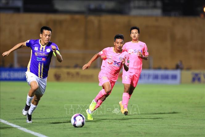 Trong ảnh: Cầu thủ Hà Nội FC Nguyễn Văn Quyết (số 10) dẫn bóng trước các cầu thủ Sài Gòn FC. Ảnh: Tuấn Anh - TTXVN