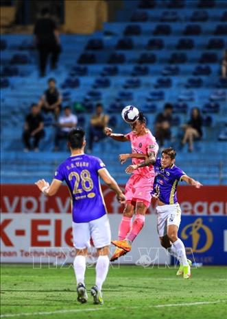 Trong ảnh: Pha tranh chấp bóng bổng giữa cầu thủ hai đội. Ảnh: Tuấn Anh - TTXVN