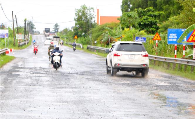 Trong ảnh: Nhiều điểm hư hỏng nặng trên tuyến đường thuộc thị trấn Mái Dầm, huyện Châu Thành, tỉnh Hậu Giang. Ảnh: Duy Khương – TTXVN