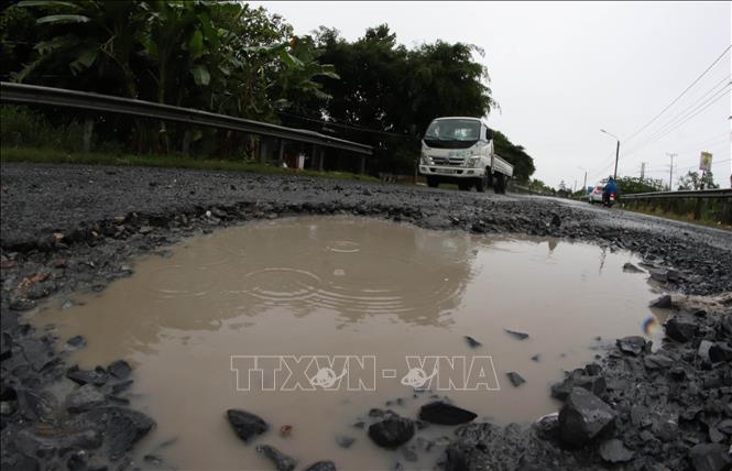 Trong ảnh: Nhiều điểm hư hỏng nặng trên tuyến đường thuộc thị trấn Mái Dầm, huyện Châu Thành, tỉnh Hậu Giang. Ảnh: Duy Khương – TTXVN
