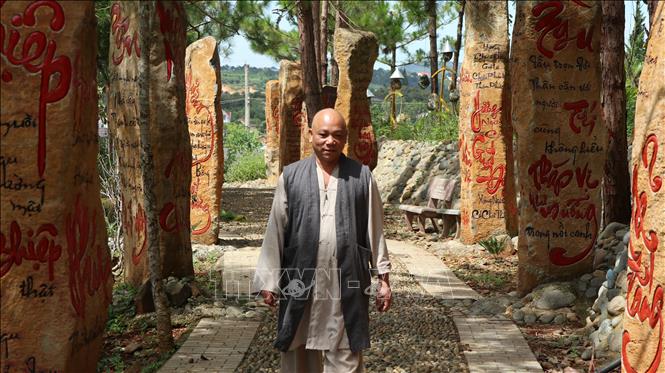 Trong ảnh: Đại đức Thích Đại Thành - trụ trì chùa Pháp Vân, thôn Phú An. Ảnh: Đặng Tuấn-TTXVN