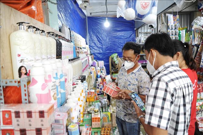Trong ảnh: Người dân tham quan, mua sắm hàng hóa tại chợ biên giới Tịnh Biên, huyện Tịnh Biêng. Ảnh: Công Mạo-TTXVN
