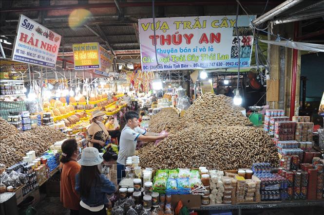 Trong ảnh: Người dân tham quan, mua sắm hàng hóa tại chợ biên giới Tịnh Biên, huyện Tịnh Biên. Ảnh: Công Mạo-TTXVN