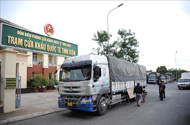 Trong ảnh: Lực lượng chức năng kiểm tra hàng hóa xuất khẩu tại khu vực của khẩu quốc tế Tịnh Biên. Ảnh: Công Mạo-TTXVN