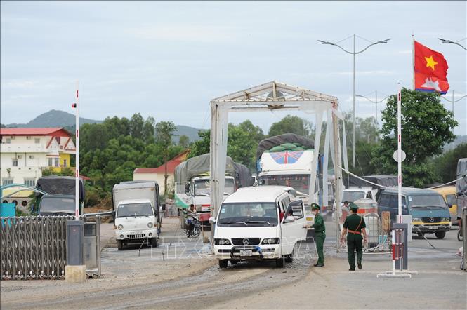 Trong ảnh: Các phương tiện chở hàng hóa nhập khẩu làm thủ tục tại khu vực của khẩu quốc tế Tịnh Biên. Ảnh: Công Mạo-TTXVN