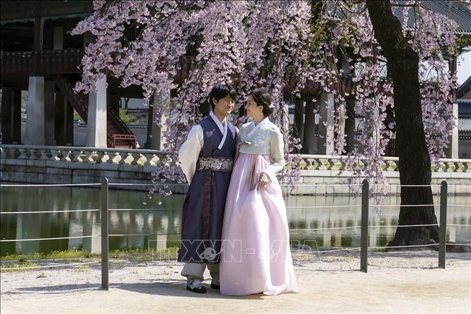 Trong ảnh: Du khách mặc trang phục truyền thống Hanbok tại Cung Gyeongbok ở thủ đô Seoul, Hàn Quốc. Ảnh: Anh Nguyên - PV TTXVN tại Hàn Quốc