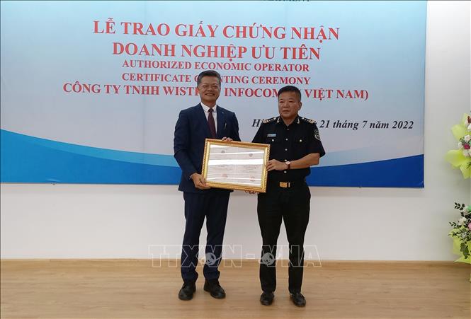 Trong ảnh: Lãnh đạo Cục Hải quan Hà Nam Ninh trao Chứng nhận Doanh nghiệp ưu tiên cho Công ty TNHH Wistron Infocomm. Ảnh: Nguyễn Chinh - TTXVN