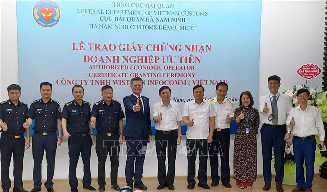Trong ảnh: Các đại biểu chụp ảnh lưu niệm cùng lãnh đạo Công ty TNHH Wistron Infocomm. Ảnh: Nguyễn Chinh - TTXVN