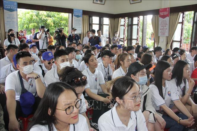 Trong ảnh: 110 thanh thiếu niên, sinh viên  Kiều bào Việt Nam ở nước ngoài đến từ 26 quốc gia và vùng lãnh thổ đã đến thăm và giao lưu với Làng trẻ em SOS Vinh, tỉnh Nghệ An. Ảnh: Bích Huệ - TTXVN

