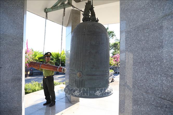 Thỉnh 9 tiếng chuông kính báo trước vong linh các Anh hùng liệt sỹ. Ảnh: Hoàng Hiếu - TTXVN 