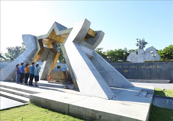 Người dân, thân nhân các liệt sĩ thắp hương tưởng nhớ tại nghĩa trang liệt sỹ quốc gia đường 9. Ảnh: Hoàng Hiếu - TTXVN 