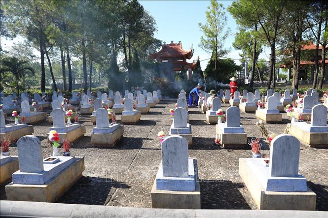 Người dân thắp hương tưởng nhớ, tri ân công ơn của các anh hùng, liệt sỹ tại Nghĩa trang quốc gia đường 9. Ảnh: Hoàng Hiếu - TTXVN 