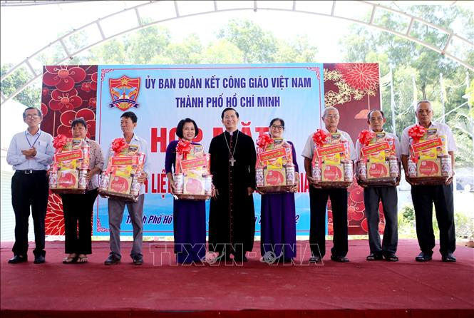 Trong ảnh: Trao quà cho gia đình các liệt sỹ thương binh công giáo có hoàn cảnh khó khăn. Ảnh: Thành Chung - TTXVN